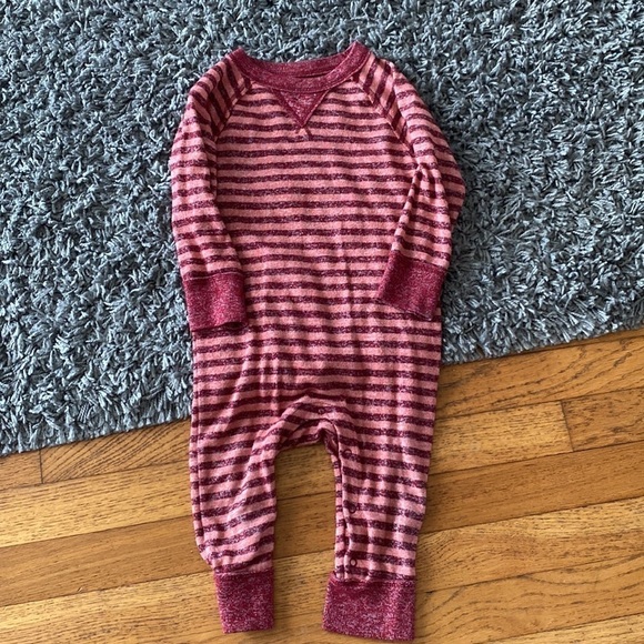 Baby Girl Bundle of Onesies and Pajamas Size 12 months - Picture 11 of 15